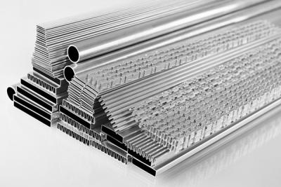 Chine Tube carré en aluminium durable de l'épaisseur 1.5-2mm de la largeur 4-9mm pour le radiateur de voiture à vendre