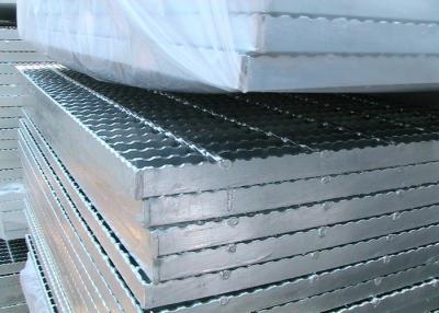 China Pisadas de escalera de acero galvanizadas salida de incendios que embalan libremente la placa de 3 - de 10m m en venta