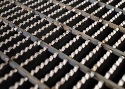 China Material exterior serrado del acero de carbono de las pisadas de escalera del metal de la resbalón anti Q235A en venta