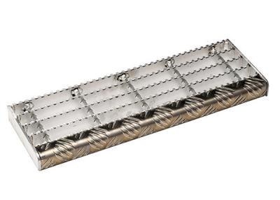Chine Plat à carreaux flairant les bandes de roulement d'escalier en acier galvanisées 25mm x 3mm à vendre