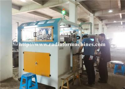 China Máquina que prensa del tanque plástico lateral del radiador 4 hidráulica y neumática en venta