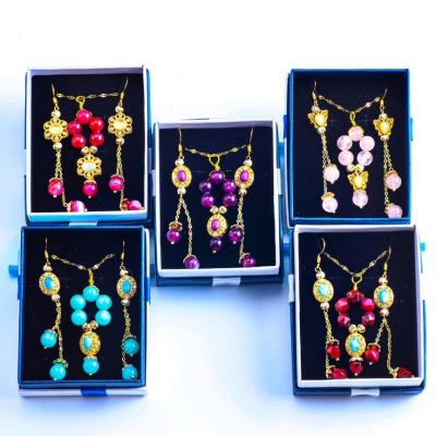 China Collar y aro de perlas de piedras preciosas hechos a mano Revestimiento de oro de cobre en venta