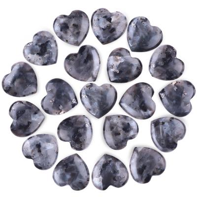 Китай 00,8 дюйма черный лабрадорит в форме сердца Лечебные камни для изготовления ювелирных изделий продается