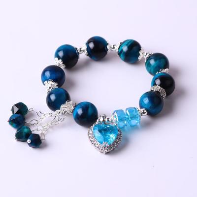 China Pulsera de piedra cristalina de perlas redondas hecha a mano con amuletos de lujo en venta