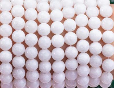 China Jade blanco hebras de cuentas sueltas piedra semipreciosa cristal natural piedra preciosa para la fabricación de joyas DIY en venta