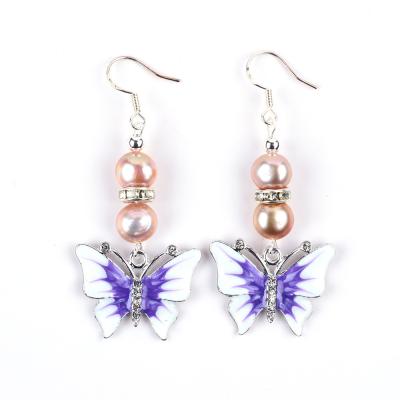 Chine Boucles d'oreilles de perles d'eau douce violette de 9 mm avec charme papillon à vendre