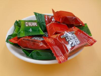 China Popular classificado bonito dos doces da pastilha elástica da goma de bolha do sabor da morango à venda