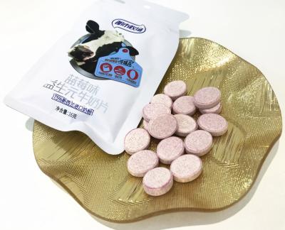 Chine Sucrerie caoutchouteuse bovine de lait de saveur de myrtille avec l'emballage portatif de sachet à vendre