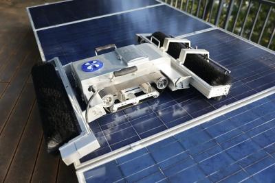 China Robô de limpeza fotovoltaico dos painéis solares com 9 horas de trabalho da bateria na noite 585×560×250mm à venda