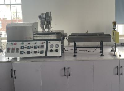 China 0.75KW PLC Extruder van de het Laboratorium Tweelingschroef van het Controlelaboratorium 250mm Schroefdraadlengte Te koop