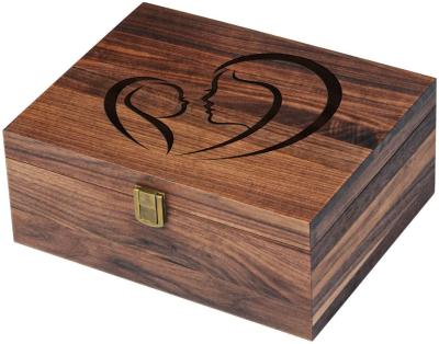 China Caja de embalaje de recuerdos de madera de nuez con cerradura y tapa en venta