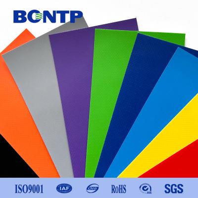 China O PVC colorido revestiu o encerado 0.55mm para o castelo de salto do campo de jogos das crianças Bouncy à venda