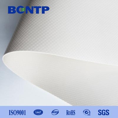 China El PVC a prueba de agua resistente ULTRAVIOLETA de la lona cubrió el tejido de poliester para la cortina lateral en venta