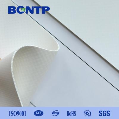 China PVC beschichtete die Plane, die in der Rolle für beständigen und feuerverzögernden den Membranstrukturhochfesten anti-UVfleck wasserdicht ist zu verkaufen