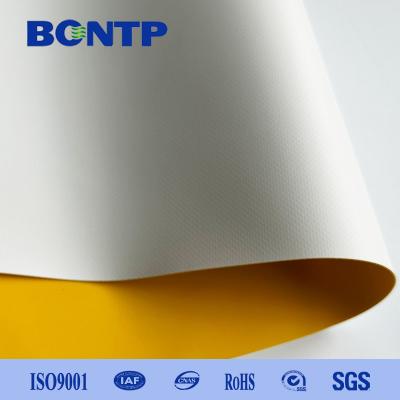 Chine Étoffe de bâton en PVC revêtue d'une surface brillante ou mate pour le couvercle du camion à vendre