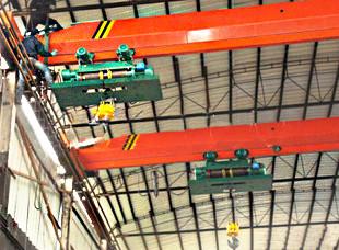 中国 熱抵抗の盾が付いている6-20mの上昇の高さの鋳物場の単一のガードの天井クレーン 販売のため