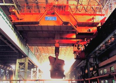 Chine L'aciérie de métallurgie de QDY roulant pont la poche de crochet du double 320t manipulant la grue à vendre
