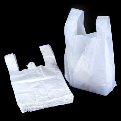 China Las bolsas de plástico biodegradables del blanco 100, bolsos de compras abonablees de la forma de la camiseta en venta