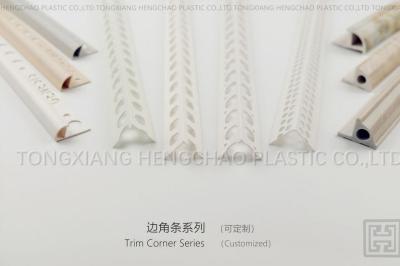 China Kundengebundenes Farbe-PVCeckprofil Matt/glänzende Oberflächenart optional zu verkaufen