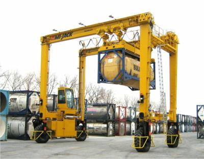China Large Cylinders Handled By A Travelift With Power Rotating Spreader Bar en venta