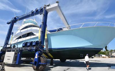 中国 High Effective Heavy Travelling Lift Boat Hoist Crane 200 Ton Customized 販売のため