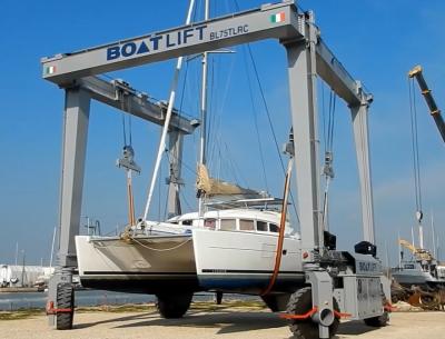 中国 Boat Maintenance Small Tonnage Yacht Lifting Crane Customized Speed 販売のため