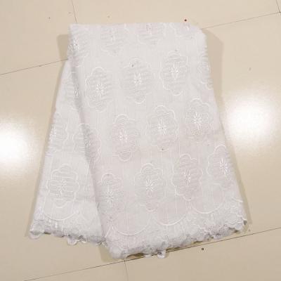 Chine Dentelle suisse blanche de voile de coton d'OEM, grand habillement brodé de toilette adapté aux besoins du client à vendre