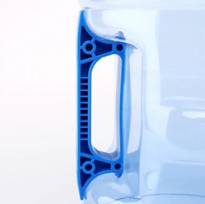 China Manija plástica azul de la botella de agua del PE para la botella de agua de 5 galones en venta
