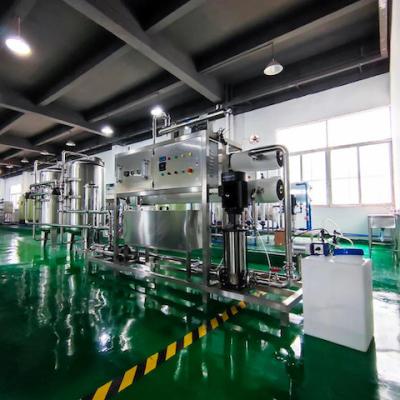 China Máquina de tratamiento de agua de 5000 litros por hora con tanque de pretratamiento de acero inoxidable y tubería en venta