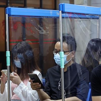 中国 Transparent Protective Sneeze Guard Moveable PVC Material Reusable 販売のため