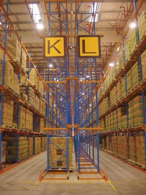 China 4000kg Height Density Narrow Aisle Pallet Racking For Warehouse Storage for sale