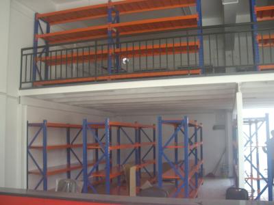 China 500kg manual operation longspan medium duty shelving with wood shelves for sale