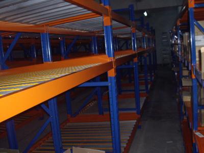 中国 青/オレンジ パレット流れのラッキングは、高密度産業貯蔵棚に置きます 販売のため