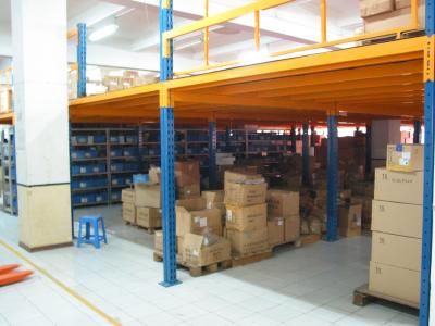 中国 鋼鉄/合板のフロアーリングが付いているヘビー級の積載量の産業中二階床 販売のため