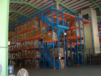China Sistema de armazém de dois níveis de aço industrial da escada dos assoalhos de mezanino à venda