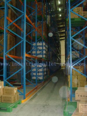 China Operação empilhada da empilhadeira do racking da pálete do corredor sistema resistente estreito à venda