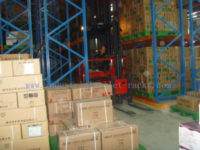 中国 管理システムのオレンジを貯蔵する非常のパレット貯蔵の狭いところの通路のラッキング 販売のため