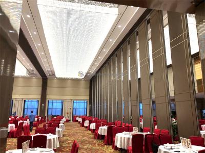 Chine Un mur de séparation d'hôtel moderne et élégant avec des rails et des accessoires hauteur 2,5 m à vendre