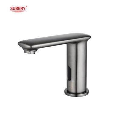 China Non-contact commercial kitchen sink faucet infrared touchless sensor commercial modern kitchen faucets en venta