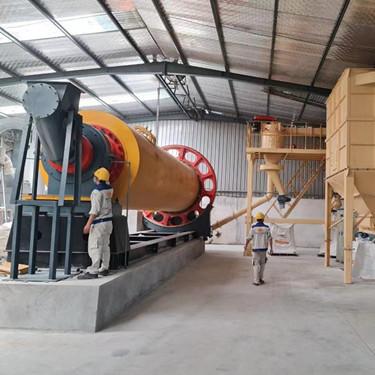 China 10tph Gran molino de bolas para polvo de cuarzo Instalación fácil y equipo de minería duradero en venta