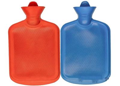 China Bolso de agua caliente de goma con la botella de agua caliente transparente 2L de la tapa con la manga del punto en venta