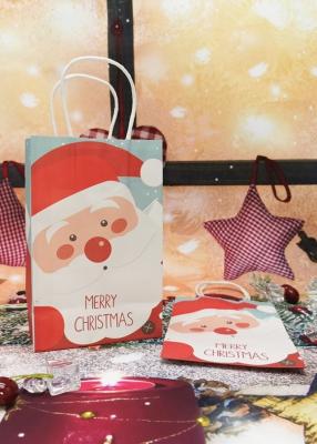 China Bolsos de empaquetado plegables del papel de Kraft con la imagen de lujo de Papá Noel de la Navidad en venta