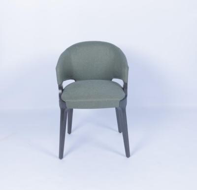 China Madera de terciopelo sillas de comedor modernas de brazo de tela personalizada marco de madera en venta