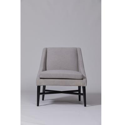 China Van de Lagen de Lichte Grey Upholstered Single Sofa With van de manierwoonkamer Zwarte Met een laag bedekte Basis Te koop