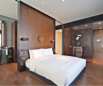 China A mobília escura do quarto do hotel do revestimento da noz do estilo clássico ajusta-se altamente durável à venda