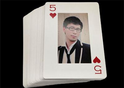 Chine Les cartes de jeu faites sur commande de vernissage brillantes ont personnalisé le violoncelle de cartes de jeu enveloppé à vendre