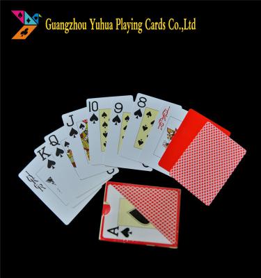 China Naipes plásticos enormes del grado del casino de los naipes/el 100% del índice estándar del tamaño del póker en venta