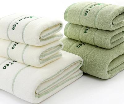 Chine Le coton absorbant en deux parties a brodé des serviettes de plat pour les ensembles simples de cadeaux à vendre