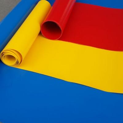 Chine Tissu de bâche de PVC de polyester utilisé pour le camion et le rideau latéral en PVC à vendre