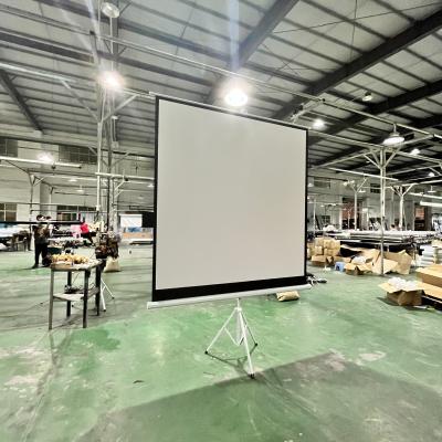 China Precio de fábrica pantalla de proyección delantera de la pantalla de proyector del trípode del 4:3 de 120 pulgadas con el soporte en venta